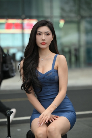 蓝色包臀裙美女叶濛雨