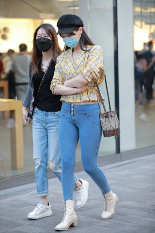 蓝色紧身裤美女